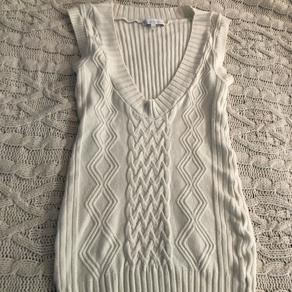 Cable knit sleeveless sweater